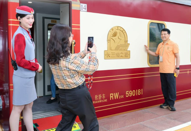 “长三角之星”舒适型旅游列车从上海首发