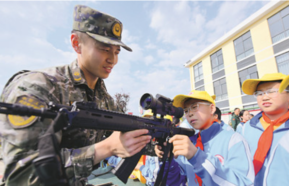 武警云南总队曲靖支队举行军营开放日活动