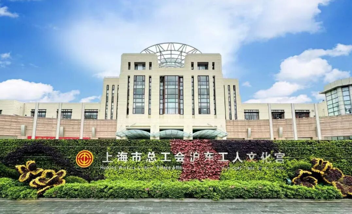 “迎接上海解放”纪念群雕在沪东工人文化宫焕新揭幕