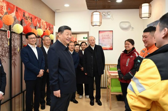 2026年2月10日，习近平总书记在北京西城区新街口街道父母食堂考察时，同在这里休息的快递员亲切交流。