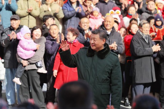 2026年2月10日，习近平总书记在北京东城区隆福寺街区考察时，向现场群众挥手致意。