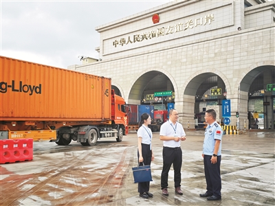 图为5月18日，广西壮族自治区崇左市纪检监察干部在友谊关口岸向边检工作人员了解有关情况。本报记者 王斯英 摄