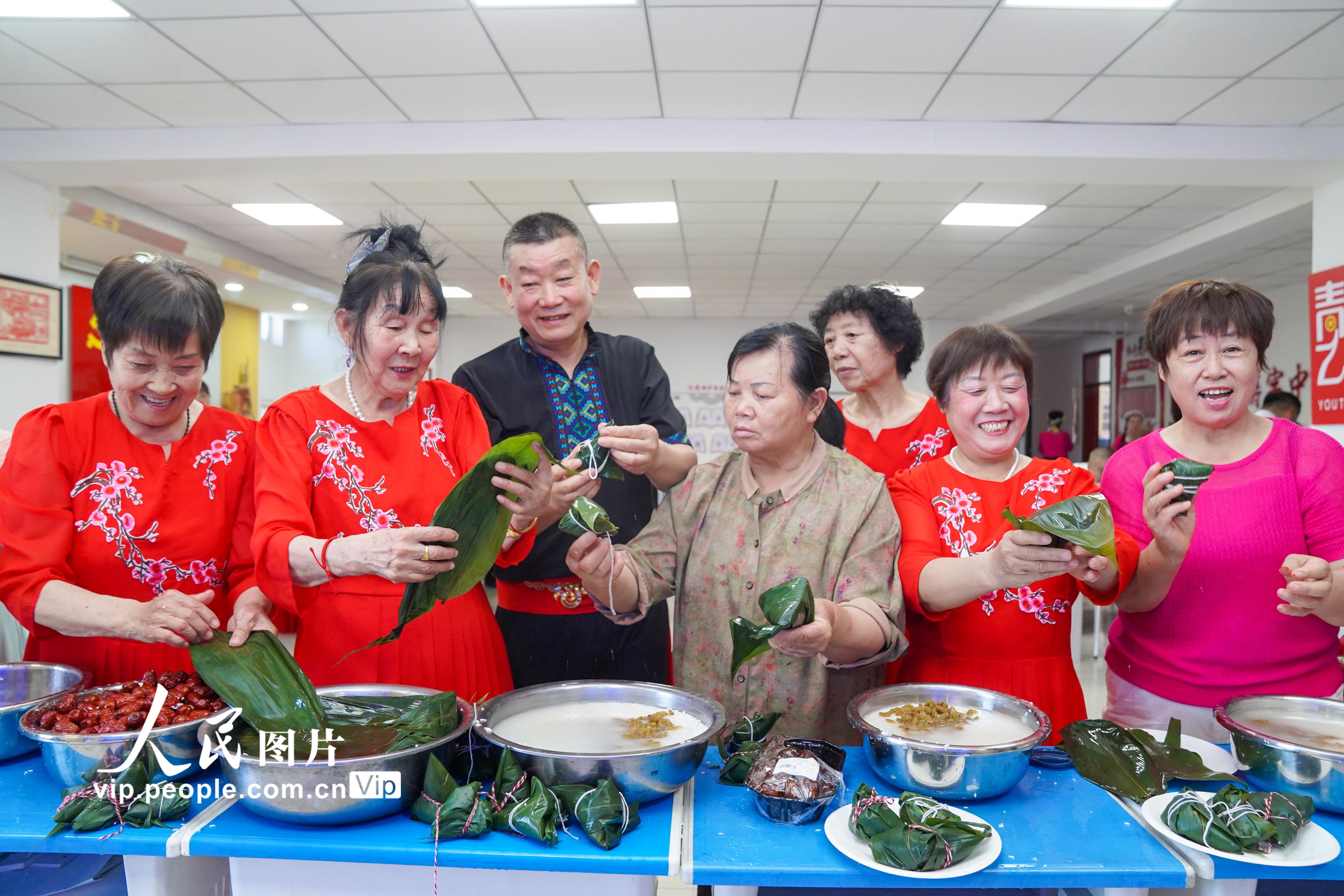 2026年6月15日，新疆乌苏市文德路社区党群服务中心内，社区干部和老人们一起包粽子、拉家常，其乐融融。